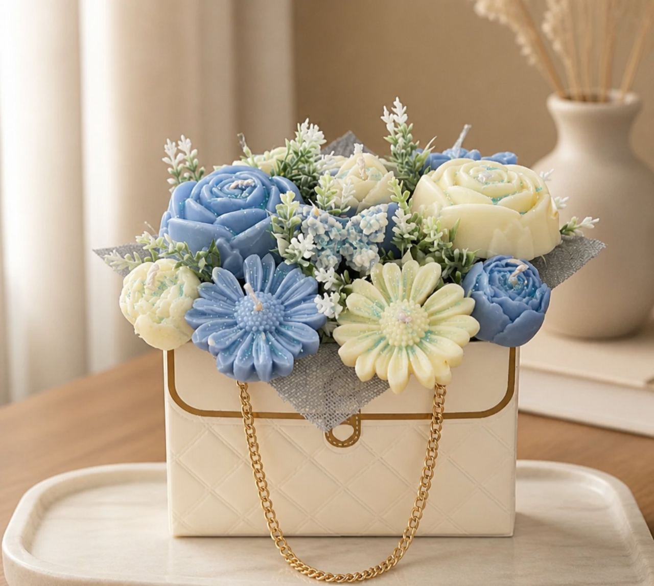 Blue Elegance: Ανθοδέσμη Κεριών σε Λευκό Τσαντάκι